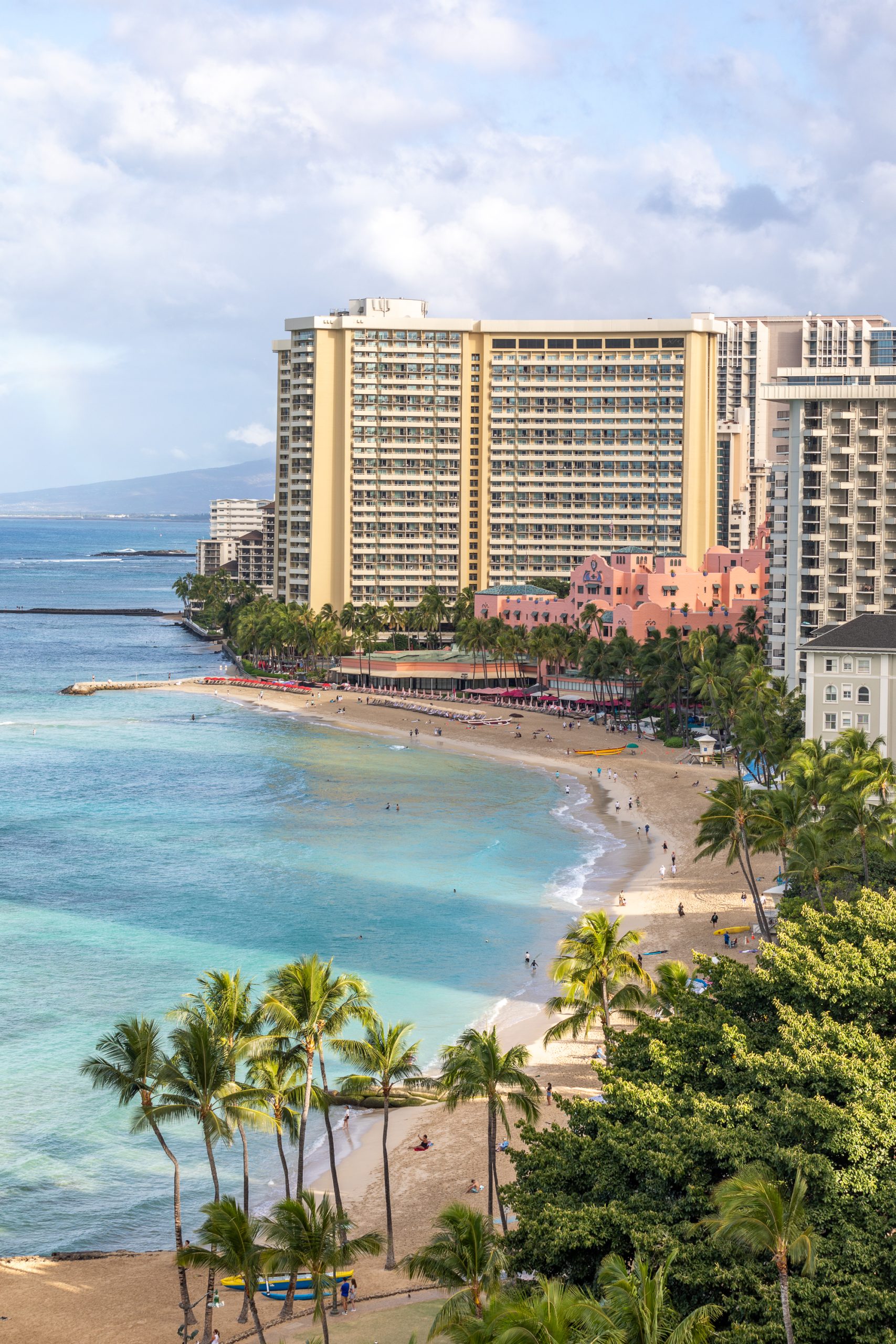 Best Oceanfront Hotels in Oahu | This guide covers every major oceanfront hotel to help you plan the ultimate vacation to Oahu | Catherine Chicotka